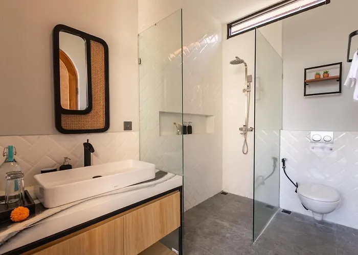 Villa 2bd Stylish By The Berawa With Rooftop *